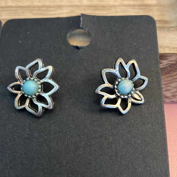 2 pair post Earrings - Picture 3 of 5